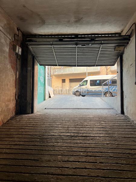 Foto f1d75de3-5a61-46fe-b3c6-83e3439fe555. Parking coche en carrer de la circumval-lació 113 en Santa Coloma de Gramenet