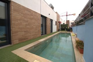 Haus in Daya Nueva. Villa nueva con piscina privada, 3 dormitorios y soacutetano de