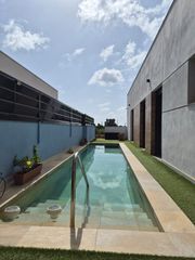 Casa a Daya Nueva. Villa nueva con piscina privada, 3 dormitorios y soacutetano de