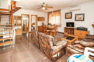 Casa en Torre de la Horadada. Casa adosada en torre de la horadada con 5 dormitorios, a 190m d