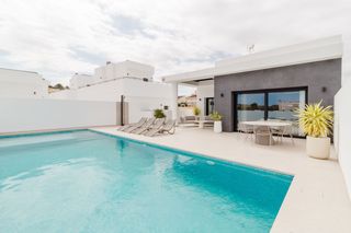 Casa in Pueblo Lucero. Villa de obra nueva con piscina privada y jardiacuten en ciudad