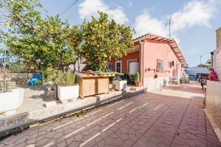Casa en Santiago de La Ribera. Casa adosada de 4 dormitorios 2 bantildeos con parcela de 536 en