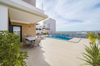 Casa a Aguamarina. Precioso chalet en planta baja, con 34 habitaciones y 2 bantilde