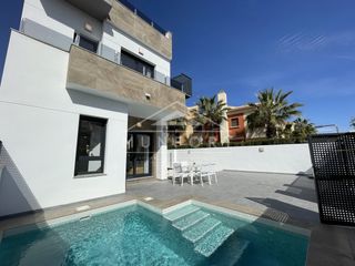 Maison à Zona Carrefour - Urbanizaciones. Villaampnbspcon piscina privada en torreviejavivienda ref sp005n