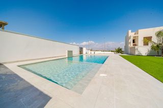 Casa en Cox. Casa adosada conampnbsp piscina comunitaria y solaacuterium en c