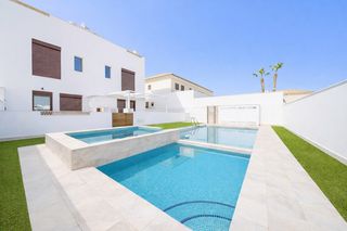 Casa en Pilar de la Horadada Ciudad. Casa adosada ampnbspcon piscinaampnbsp comunitariaampnbspen pila