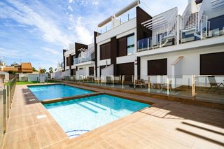 Casa en San Pedro del Pinatar. Bungalow en planta baja con piscina comunitaria en san pedro del