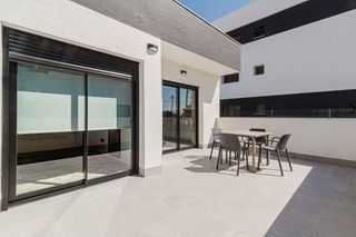 Casa a El Raso. Apartamento en planta baja con 2 dormitorios y piscina comunitar