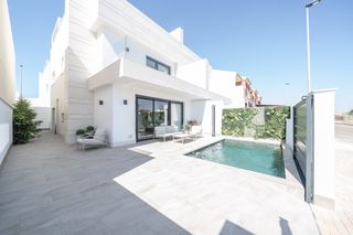 Casa a San Pedro del Pinatar. Villa semi adosadaampnbspcon 3 dormitorios, piscina privada y so