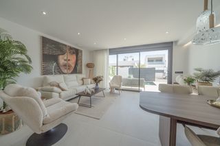 Casa a San Pedro del Pinatar. Villa semi adosadaampnbspcon 3 dormitorios, piscina privada y so