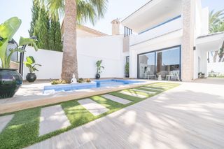 Casa a San Pedro del Pinatar. Villa independiente con piscina privada y solaacuterium en san p