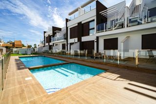 Maison à San Pedro del Pinatar. Bungalow en planta alta con piscina y solaacuterium en san pedro