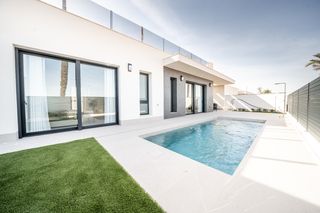 Casa a Aguas Nuevas. Villa independienteampnbspde 3 dormitorios con piscina privada y