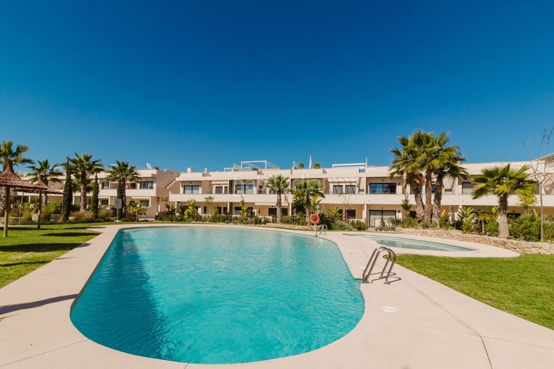 Foto 99d77061-3b5c-4d9d-883e-a4c070b4acc4. Casa amb aparcament piscina a Playa de los Náufragos Torrevieja
