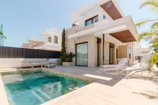 Casa en Mar Menor golf. Villa de lujo con 3 dormitorios y piscina privada en santa rosal