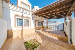 Casa en Balsicas. Casa semiadosada de 3 dormitorios 2 bantildeos de 302 construido