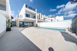 Casa en San Pedro del Pinatar. Villa independiente con 3 dormitorios yampnbsppiscina privada en