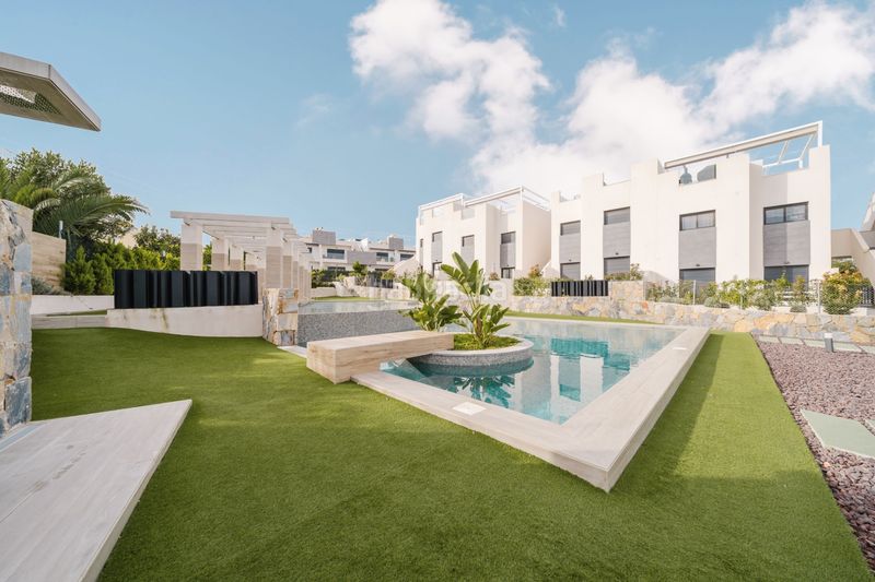 Foto 5305585b-175c-4653-8c77-50bb71812357. Casa amb piscina a Los Balcones-Los Altos Torrevieja