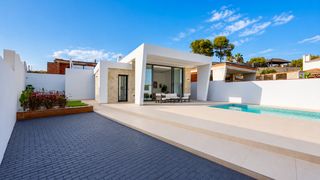 Casa a Los Balcones y los Altos. Villa de tres habitaciones con pisicna en torrevieja vivienda  r
