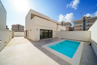 Flat in Villamartín-Las Filipinas. Villa conampnbsp piscina privada en la zeniavivienda ref mb002nd