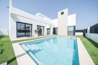 Haus in Mar Menor golf. Villa de lujoampnbspcon 3 dormitorios y piscina privadaampnbspen