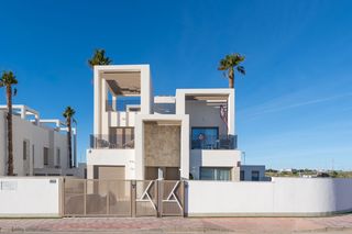 Maison à Las Lomas de Rame-Bahía Bella. Villa con piscina privada y solaacuterium en serena golfvivienda