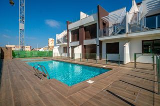 Casa en Los Peñascos-El Salero-Los Imbernones. Casa semiadosada con piscina comunitaria y solaacuterium en san