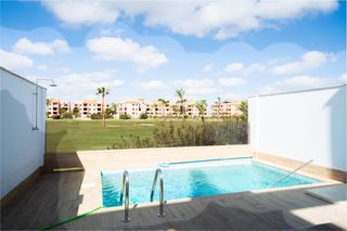 Appartement à Las Lomas de Rame-Bahía Bella. Casa semiadosada con garaje en primera linea de golf en los alca