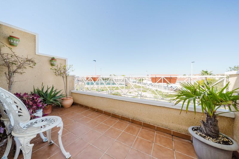 Foto fe5c4095-b76d-44bf-b6ec-d5a744eb0103. Casa adossada amb aparcament piscina a Zona Carrefour - Urbanizaciones Torrevieja
