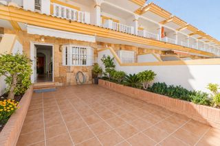 Casa adossada a Los Peñascos-El Salero-Los Imbernones. Casa adosada de 3 plantas con 3 dormitorios 2 bantildeos a con v