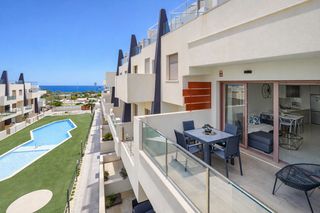 Reihenhaus en Pueblo Latino. Apartamento de 2 dormitorios con vistas al mar y piscinas comuni