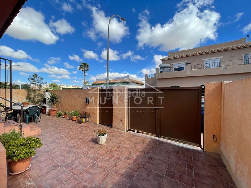 Foto 6d85b086-bcf9-4f7e-b27b-41a89e599496. Casa villa en los narejos con 5 dormitorios, piscina comunitaria y parcela de 117 msup2vivienda ref dh1765 dormitoriosjardiacuten de 11 en Alcázares (Los)