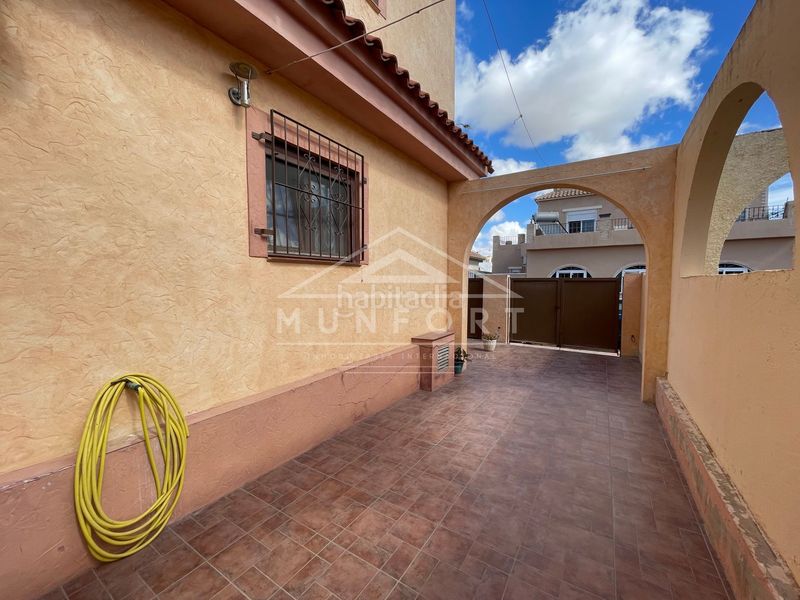 Foto 7c431e08-9e80-4143-95ab-2ebe5a0a9052. Casa villa en los narejos con 5 dormitorios, piscina comunitaria y parcela de 117 msup2vivienda ref dh1765 dormitoriosjardiacuten de 11 en Alcázares (Los)