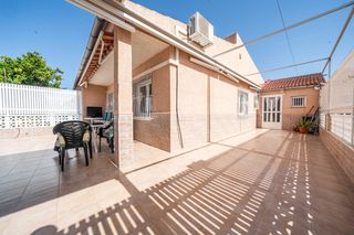 Casa adossada a San Pedro del Pinatar. Descripcioacutencasa pareada en esquina, distribuida enampnbsppl