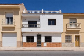 Semi detached house in Pilar de la Horadada Ciudad. Reformada y espaciosa casa adosada de tres plantas con solaacute