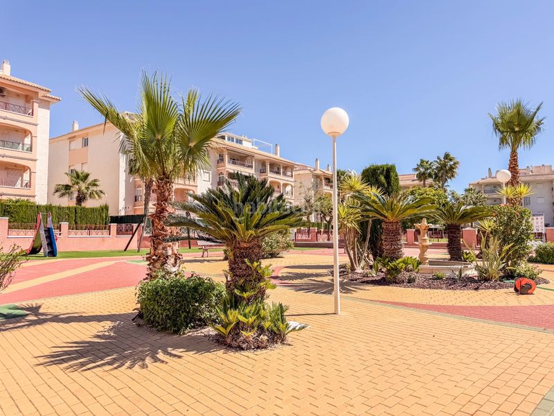 Foto 6f56022f-c30e-4bd2-8039-363eeb3a54e2. Pis amb aparcament piscina a Playa Flamenca Orihuela