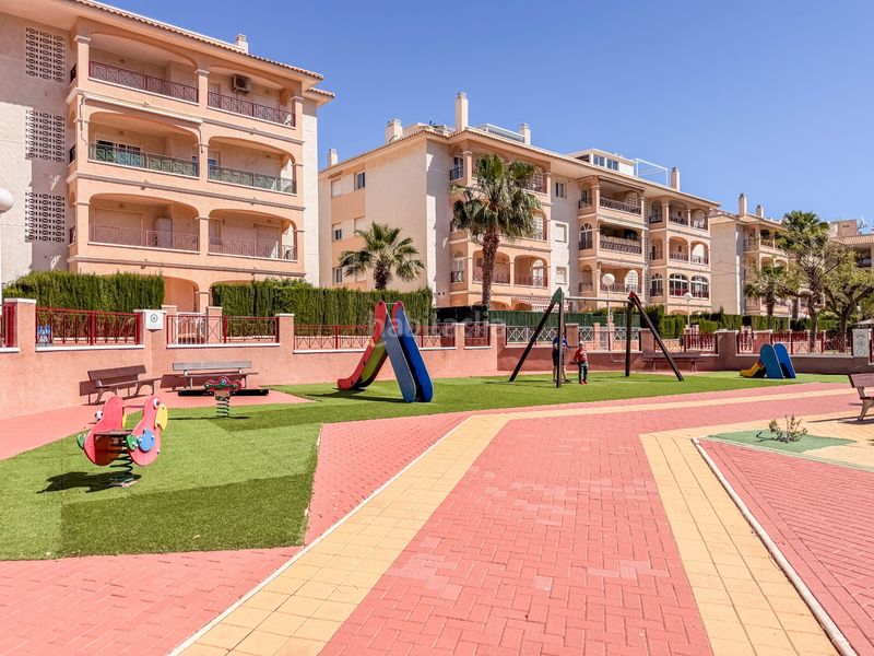Foto ecd39293-b746-43fe-92b0-f2fb94e7d797. Pis amb aparcament piscina a Playa Flamenca Orihuela