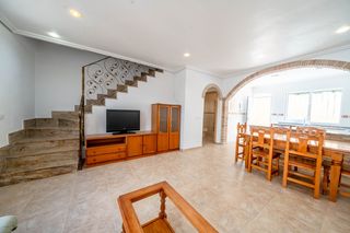Semi detached house in Santiago de La Ribera. Casa adosada de 3 plantas con 4 dormitorios 2 bantildeos a 100mt