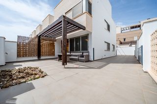 Reihenhaus in El Mojón. Distribucioacuten amplia y funcionalvivienda adosada en las higu