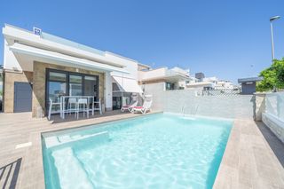 Xalet a San Miguel de Salinas. Ref ez009villa independiente de aproximadamente 100 msup2 constr