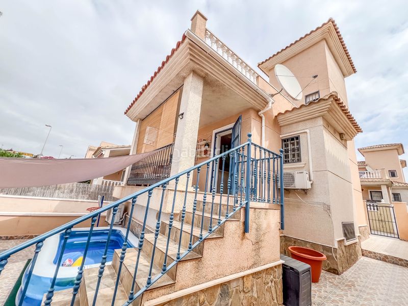 Foto 7098a9a1-e36b-4e1c-94e0-173f7cbf9e4c. Casa adossada amb aparcament piscina a Los Balcones y los Altos Orihuela