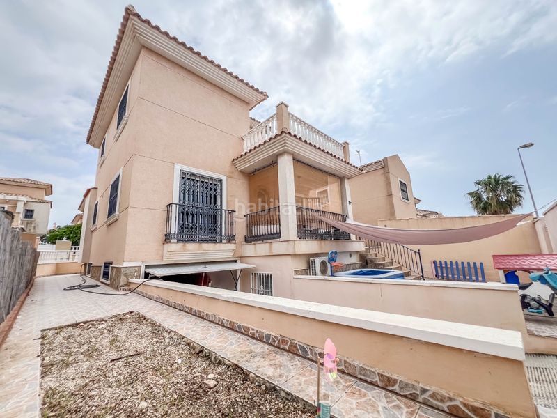 Foto a01d17a8-ada7-4bc9-b2ff-49894e37b77f. Casa adossada amb aparcament piscina a Los Balcones y los Altos Orihuela