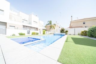 Lloguer Casa adossada a Santiago de La Ribera. Distribucioacuten coacutemoda y funcionalalquiler vacacional en