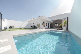 Casa en Roldán. Villa de 2 dormitorios 2 bantildeos con parcentildea de 165 ,amp