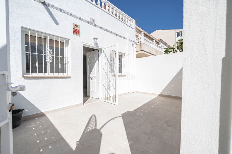 Foto 1ee94a1d-48e4-4ad4-a4ea-0d1e4148a22e. Casa adossada amb piscina a Torreblanca Torrevieja