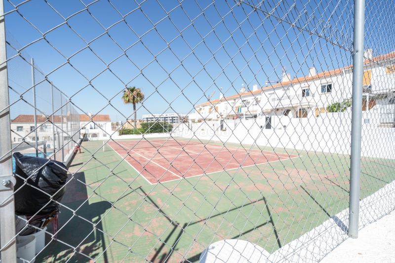 Foto f63c7bd3-0394-4331-be14-443db9de7d8f. Casa adossada amb piscina a Torreblanca Torrevieja