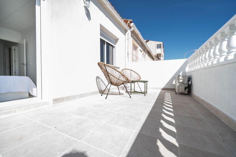 Foto f6495111-ce0d-4e9b-8850-5685ea8b0eb0. Casa adossada amb piscina a Torreblanca Torrevieja