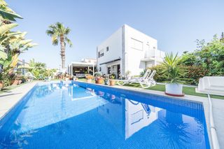 Casa a Zona Carrefour - Urbanizaciones. Ref ez016villa pareada con 2 dormitorios, 1 bantildeo y 1 aseo,
