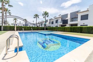 Casa a Pilar de la Horadada Ciudad. Bungalow esquinero en la ultima planta de pilar de la horadada c
