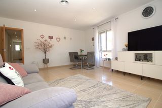 Apartament a Los Peñascos-El Salero-Los Imbernones. Piso en planta baja con 3 dormitorios, piscina comunitaria, tras